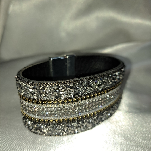 Beautiful Braclet With Strong MAGNETIC CLOSURE - Picture 5 of 5